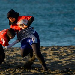 Los jugadores de rugby participan en una sesión de entrenamiento en una playa de Banda Aceh. | Foto:CHAIDEER MAHYUDDIN / AFP