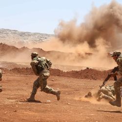  Miembros del Frente de Liberación Nacional de la oposición siria participan en un entrenamiento militar en el campo norte de la provincia de Idlib. | Foto:AAREF WATAD / AFP