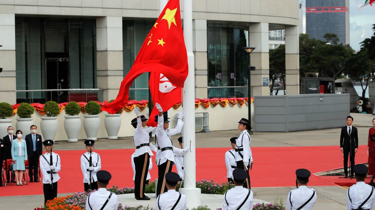 La bandera china ondea con fuerza en el territorio de Hong Kong. Beijing reforzó su control.