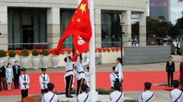 La bandera china ondea con fuerza en el territorio de Hong Kong. Beijing reforzó su control.