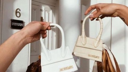 Mini bags: historia del complemento más deseado del mercado