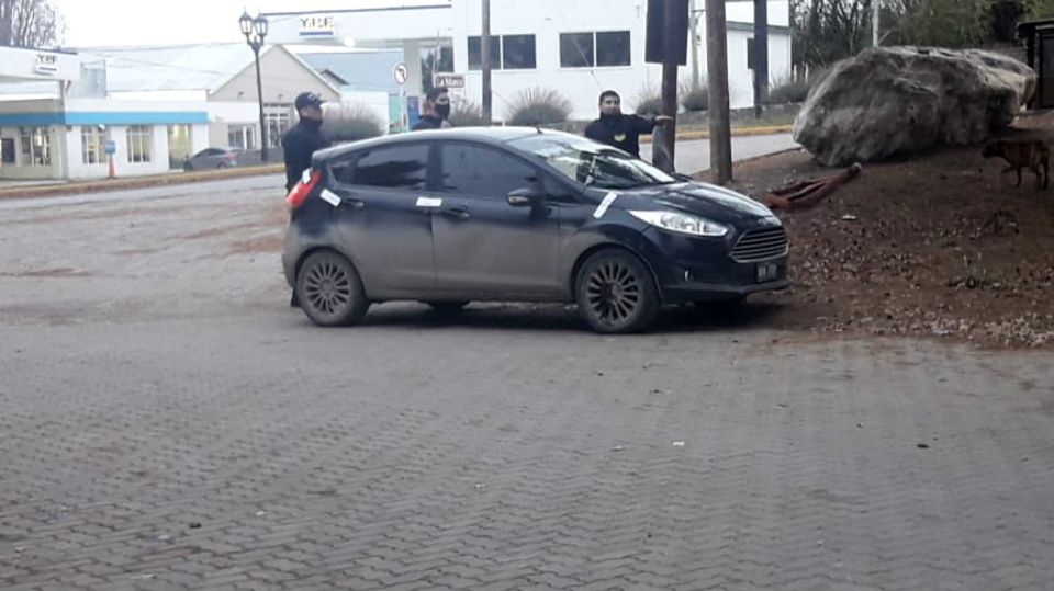 Los vehiculos de dos de los detenidos por el crimen de Fabián Gutiérrez, esta mediodía en El Calafate.