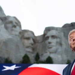 El presidente de los Estados Unidos, Donald Trump, llega para los eventos del Día de la Independencia en el Memorial Nacional Mount Rushmore en Keystone, Dakota del Sur. | Foto:SAUL LOEB / AFP