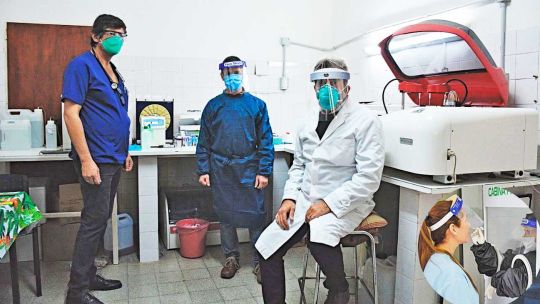 Equipo. El infectólogo Favio Crudo de la ONG Mundo Sano y la cabina de seguridad que utilizan para tomar las muestras.