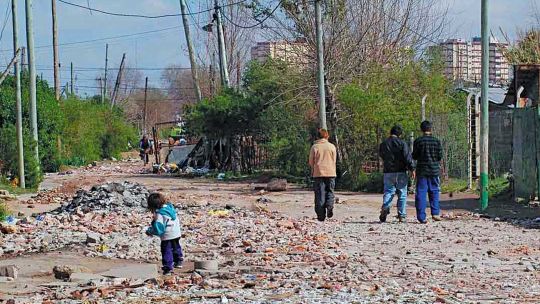 Pobreza. Son al menos 75 mil niños los que corren un gran riesgo, aquí y ahora.