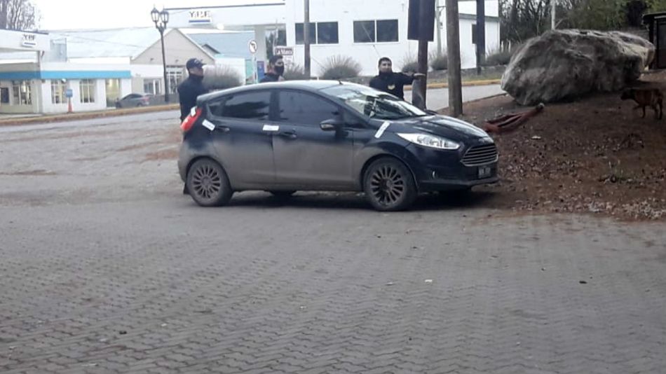 Los vehiculos de dos de los detenidos por el crimen de Fabián Gutiérrez, esta mediodía en El Calafate.