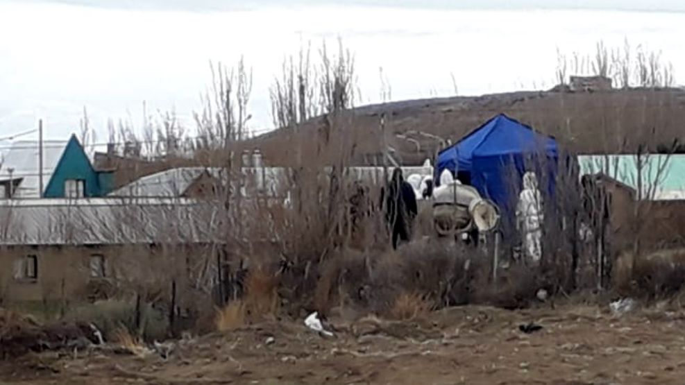 Los fondos de la casa de El Calafate con la policía trabajando. La carpa azul en el lugar donde estaba enterrado el cuerpo. FOTO: CEDOC