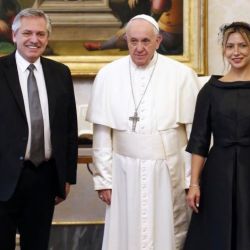 Alberto Fernández, el Papa Francisco y Fabiola Yañez 