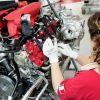 Personal femenino trabajando en Ferrari.