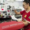Personal femenino trabajando en Ferrari.