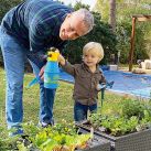 Mirko y Marley cultivan verduras en su huerta