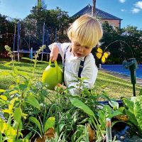 Mirko y Marley cultivan verduras en su huerta