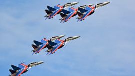 Durante la demostración los cazas realizaron acrobacias complejas como virajes, rizos, zoom y otras piruetas.