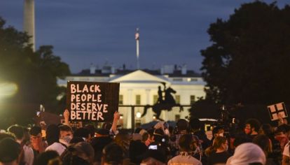 Las protestas por la muerte de un ciudadano negro a manos de la policía se intensificaron en Washington, Nueva York y otras ciudades ante la indignación que generó la orden del presidente Donald Trump de reprimir una manifestación pacífica y su amenaza de
