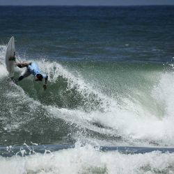 El surfista francés Paul-Cesar Distinguin compite en la ronda final de la Copa de la Federación Francesa en Hossegor . (Foto de Philippe LOPEZ / AFP) | Foto:afp