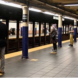 Viajeros a distancia social mientras esperan un tren en la estación de metro Fulton Street y el complejo en el bajo Manhattan de la ciudad de Nueva York. (Foto por Angela Weiss / AFP) | Foto:afp