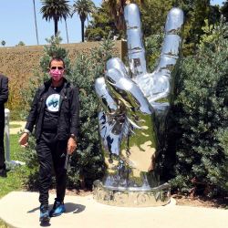 BEVERLY HILLS, CALIFORNIA : Ringo Starr visita su escultura 'Paz y Amor' para celebrar su 80 cumpleaños en Beverly Hills, California. Kevin Winter / Getty Images / AFP | Foto:afp