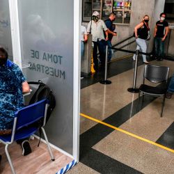 Un trabajador de salud toma una muestra de Covid-19 durante una prueba aleatoria en una estación de Metro, en medio de la pandemia de coronavirus, en Medellín, Colombia. | Foto:JOAQUIN SARMIENTO / AFP