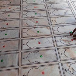 Un trabajador coloca una calcomanía en el piso para que los devotos mantengan el distanciamiento social durante las oraciones cuando la mezquita Jama Masjid se reabre después de que el gobierno alivió un bloqueo nacional impuesto como medida preventiva contra la propagación del coronavirus COVID-19, en los barrios antiguos de Nueva Delhi. | Foto:XAVIER GALIANA / AFP