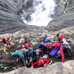 La gente de la tribu Tengger se dirige a la cumbre del volcán Monte Bromo para hacer ofrendas en Probolinggo, provincia de Java Oriental, como parte del Festival Yadnya Kasada. | Foto:Juni Kriswanto / AFP