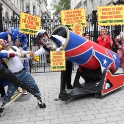 Los artistas de circo de la Asociación de Propietarios de Circo se reúnen en las afueras de Downing Street en el centro de Londres, mientras entregan una carta al Primer Ministro pidiendo el derecho a reabrir para su temporada alta de verano. | Foto:ISABEL INFANTES / AFP