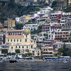 Una vista muestra el pueblo de Positano en la costa de Amalfi en el sur de Italia. - Con sus casas blancas y multicolores encaramadas en la ladera de la montaña sobre las aguas cristalinas del Mediterráneo, la costa italiana de Amalfi sufre la falta de turistas estadounidenses este año. | Foto:Filippo Momteforte / AFP