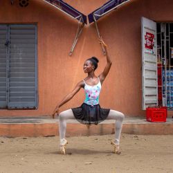 Olamide Olawale, estudiante de la Academia Leap of Dance, realiza una rutina de baile en la calle Okelola en Ajangbadi. - La Academia Leap of Dance es una escuela de ballet en un distrito pobre de la extensa megaciudad de Lagos que tiene como objetivo llevar la danza clásica a niños desfavorecidos en la nación más poblada de África. | Foto:Benson Ibeabuchi / AFP