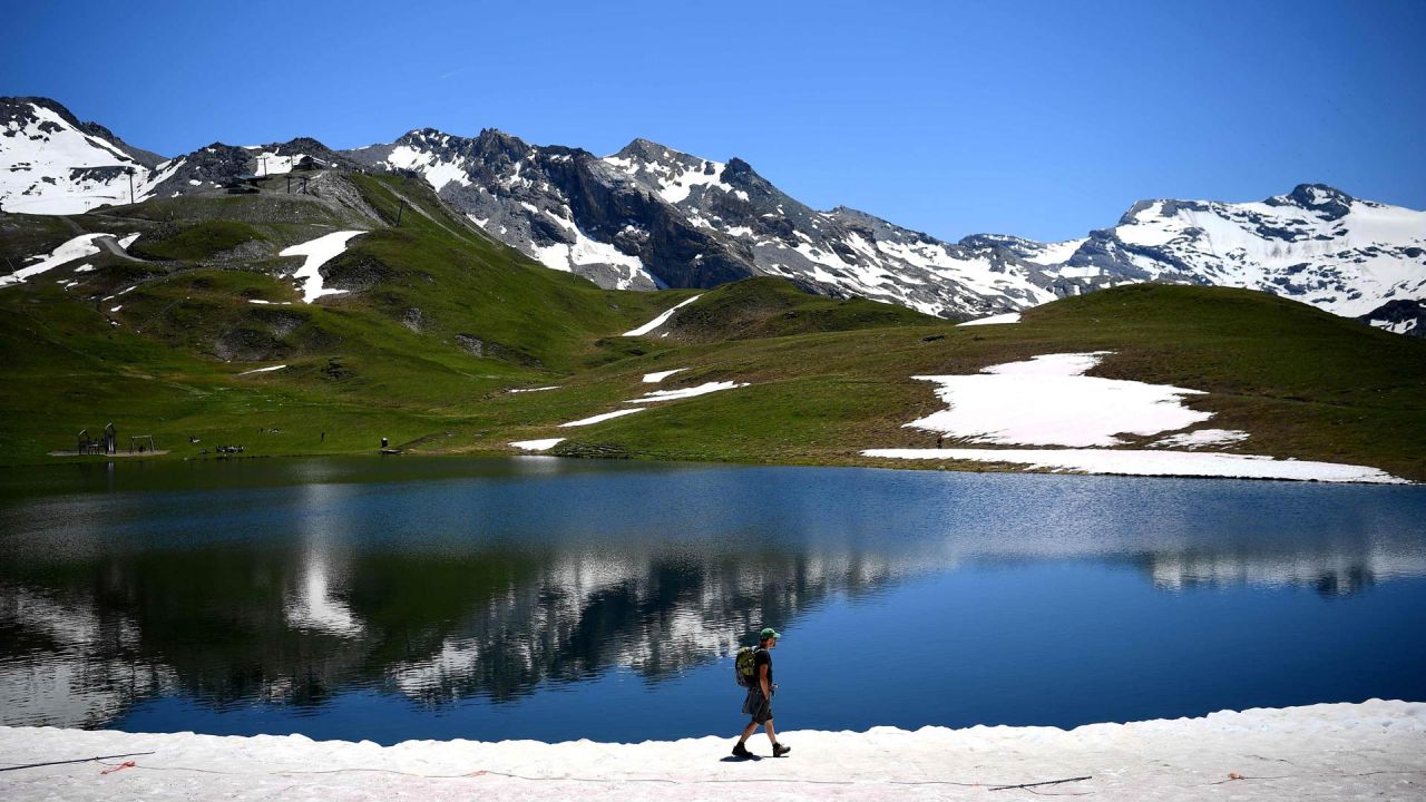 La gente camina en el lago Ouillette, cerca del complejo de los Alpes franceses en el primer fin de semana de las vacaciones escolares nacionales en Francia. | Foto:FRANCK FIFE / AFP