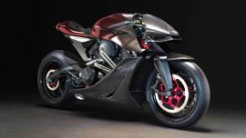 La moto está siendo desarrollada junto al fabricante Brough Superior, especialista en el mundo de las dos ruedas.