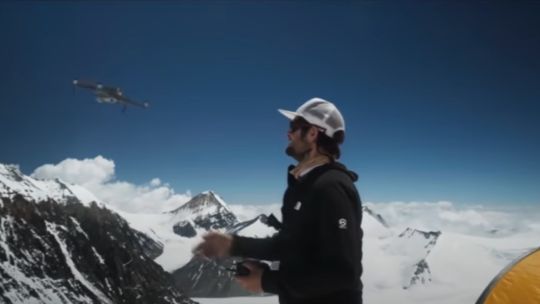 Lanzan drone sobre el everest para filmar documental