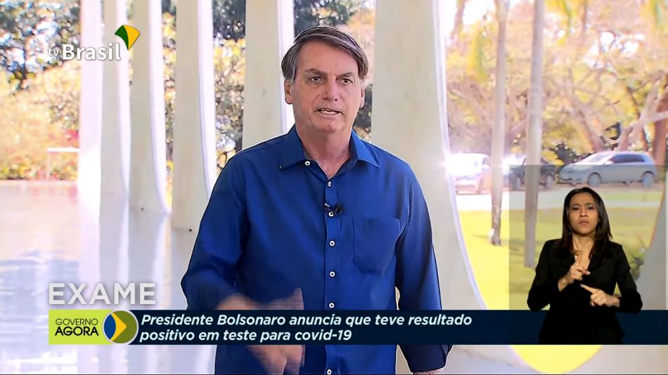 Bolsonaro dialogó con periodistas por momentos sin barbijo pero con coronavirus.
