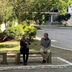 Otra imagen elocuente: Romina, Fernando Polack y el distanciamiento social. 