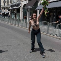 Un activista de Femen se manifiesta en la entrada del Palacio del Elíseo antes de la llegada de los ministros para la reunión semanal del gabinete, en París. | Foto:AFP