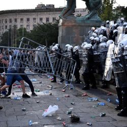 Los manifestantes se enfrentan a la policía en Belgrado contra un toque de queda del fin de semana anunciado para combatir el resurgimiento de las infecciones por COVID-19. | Foto:Andrej Isakovic / AFP