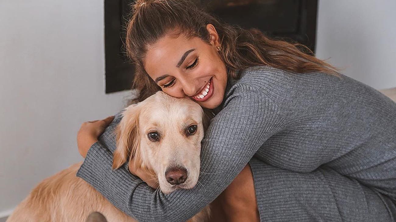 Luna tiene 23 años y es la nieta mayor de Serrat. Vive en Barcelona y es periodista.