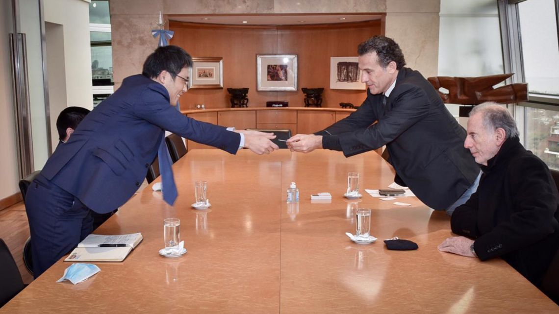 Foreign Ministry officials meet with executives from Huawei.