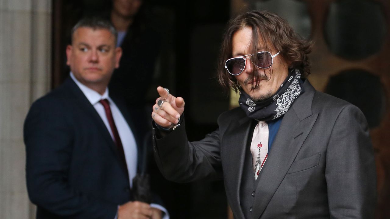El actor estadounidense Johnny Depp saluda cuando llega el segundo día de su juicio por difamación contra News Group Newspapers, en el Tribunal Superior de Londres. | Foto:ISABEL INFANTES / AFP