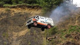 Los autos llegan a recorrer hasta 450 metros en el aire antes de estrellarse contra el piso.