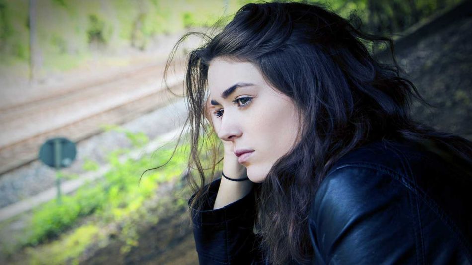 coronavirus-aislamiento-salud-mental-psicologia-soledad-tristeza-mujer-ventana