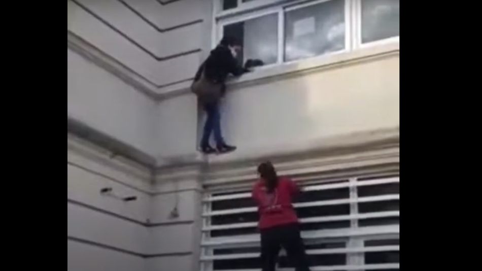 mujer que trató de colarse por la ventana en el Hospital Muñiz 20200708