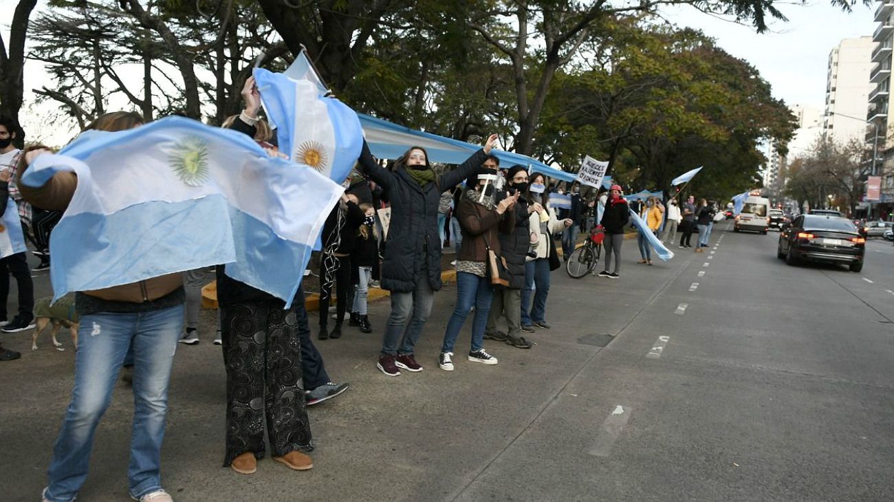 9 de julio 2020: frente a la Residencia de Olivos, cacerolazo y protesta contra el gobierno de Alberto Fernández.