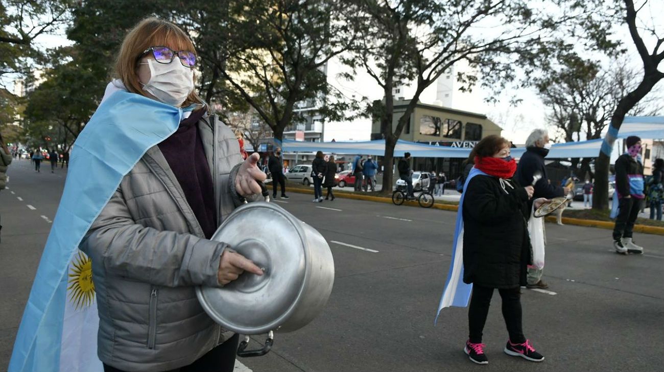 9 de julio 2020: frente a la Residencia de Olivos, cacerolazo y protesta contra el gobierno de Alberto Fernández.