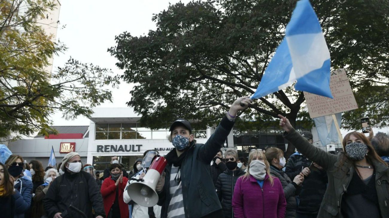 9 de julio 2020: frente a la Residencia de Olivos, cacerolazo y protesta contra el gobierno de Alberto Fernández.