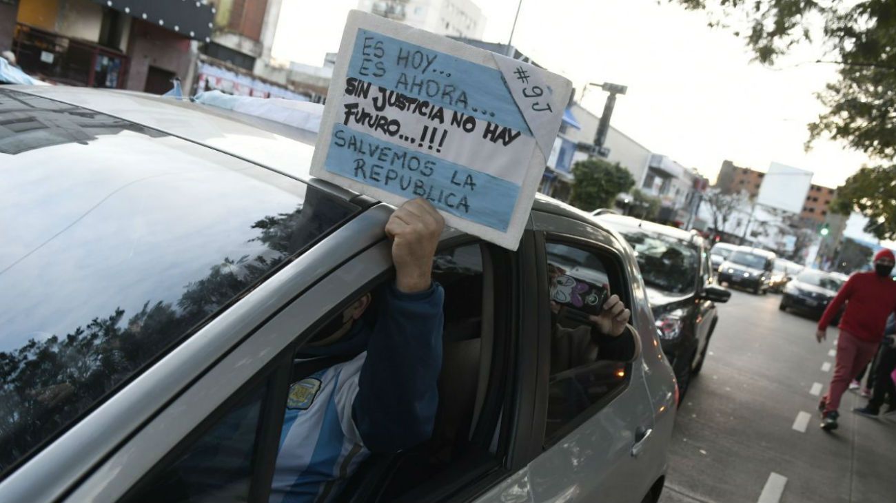 9 de julio 2020: frente a la Residencia de Olivos, cacerolazo y protesta contra el gobierno de Alberto Fernández.