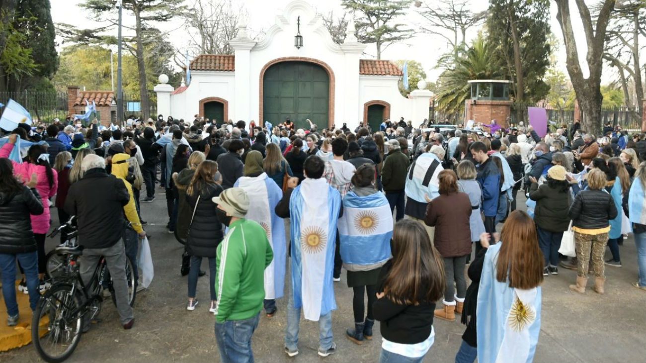 9 de julio 2020: frente a la Residencia de Olivos, cacerolazo y protesta contra el gobierno de Alberto Fernández.