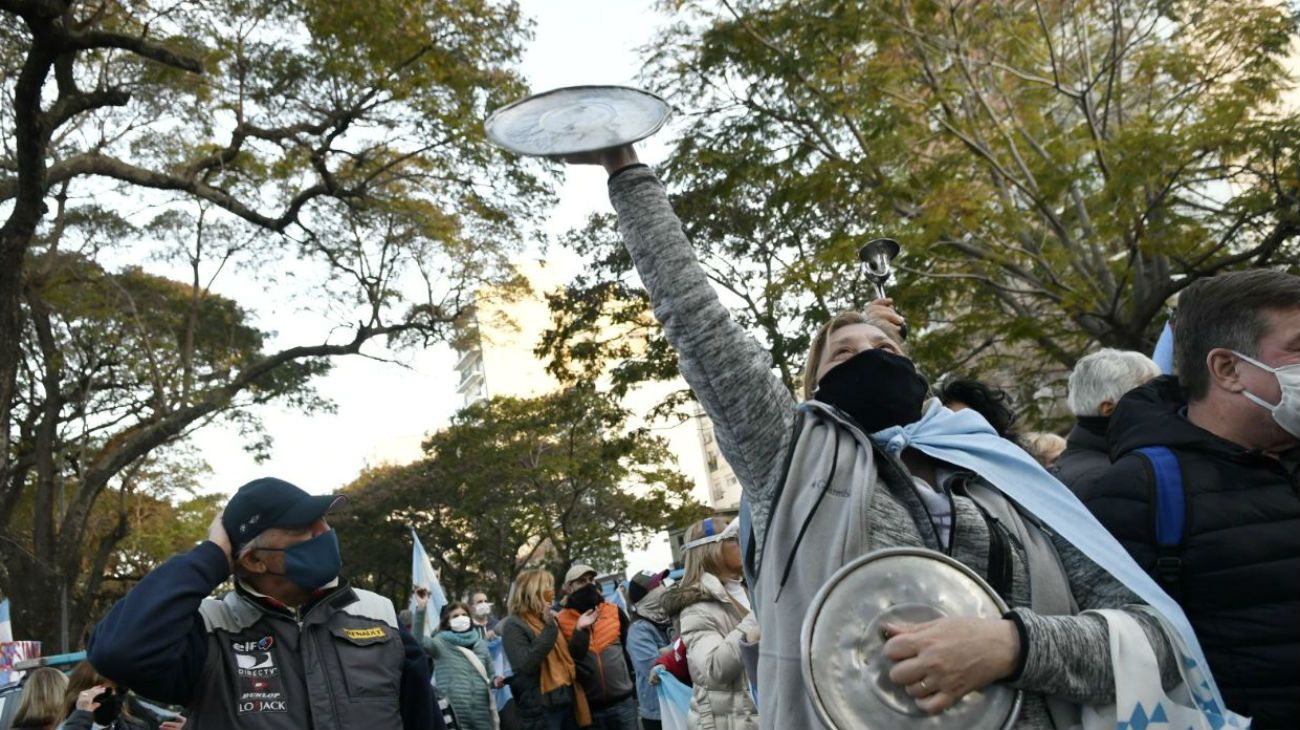 9 de julio 2020: frente a la Residencia de Olivos, cacerolazo y protesta contra el gobierno de Alberto Fernández.