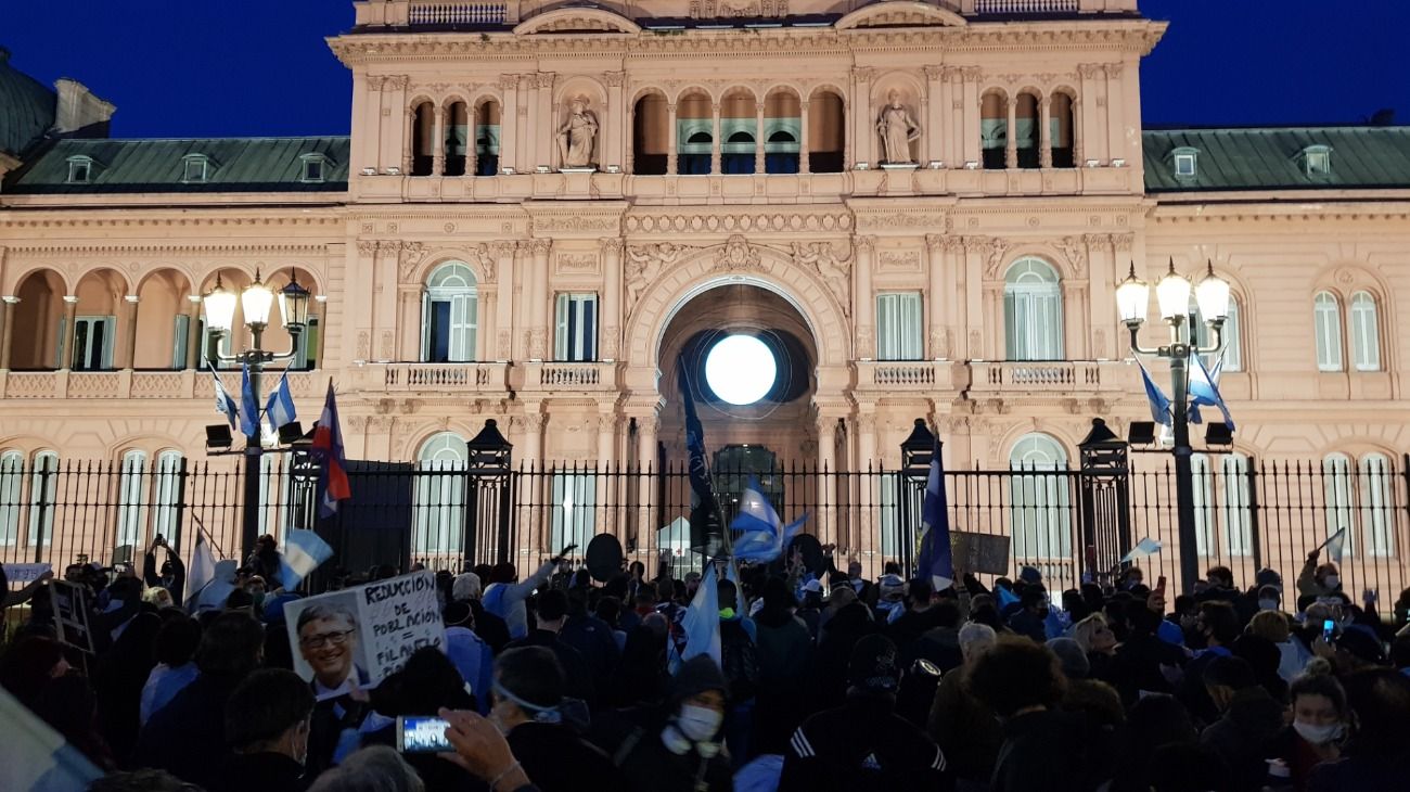 Manifestaciones en Plaza de Mayo con consignas en contra del Gobierno.