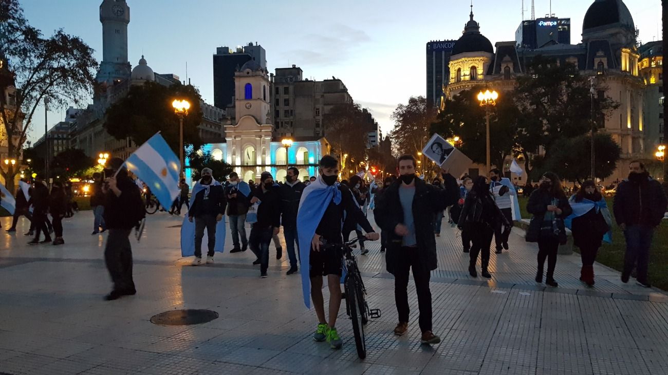 Manifestaciones en Plaza de Mayo con consignas en contra del Gobierno.