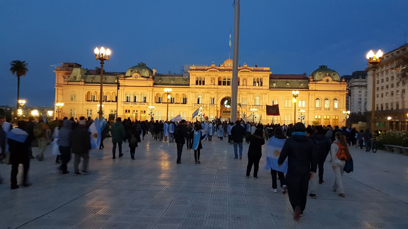 Manifestaciones en Plaza de Mayo con consignas en contra del Gobierno.