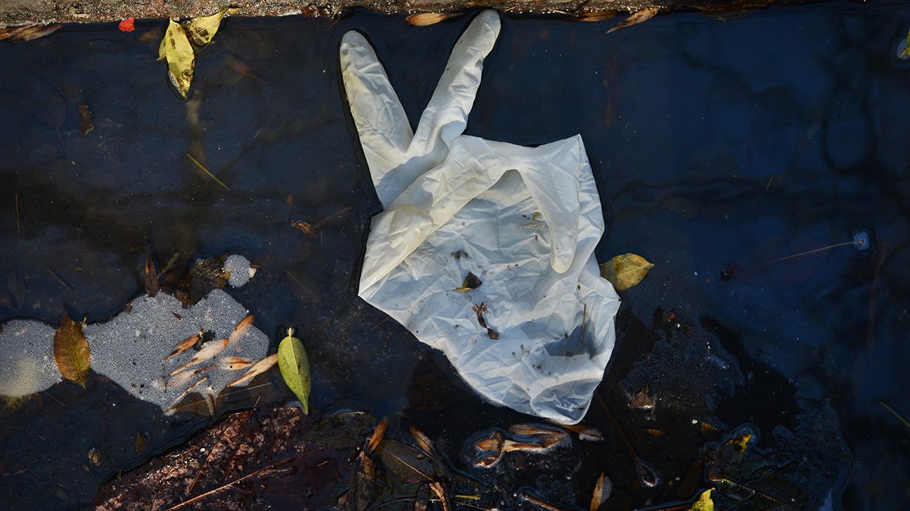 Barbijos y guantes los nuevos residuos callejeros  